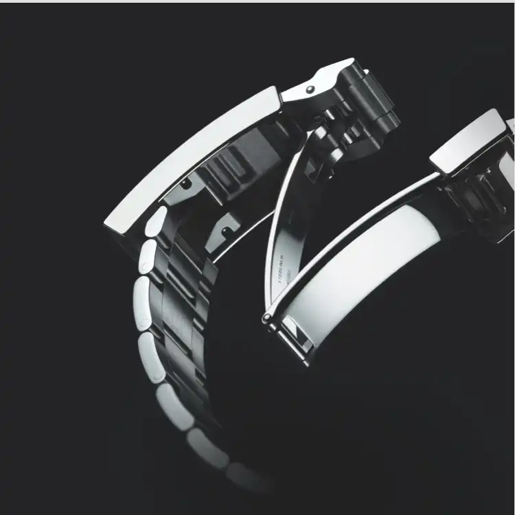 Designed to be both robust and comfortable, the Oyster bracelet 